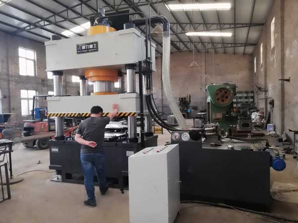 玻璃鋼液壓機調(diào)試